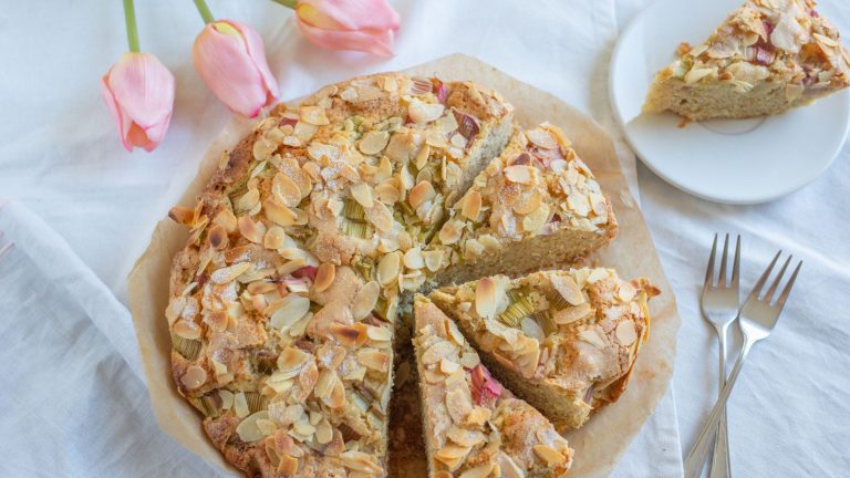 Read more about the article Recipe of the Month April – Rhubarb, Orange and Almonds Cake