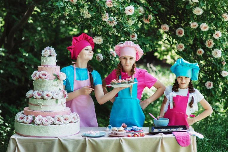 Read more about the article Top Tips for Baking With Little Ones